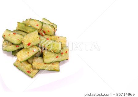 輕醃黃瓜,辣小盤,亮色背景 輕醃黃瓜,辣小盤,亮色背景 86714969