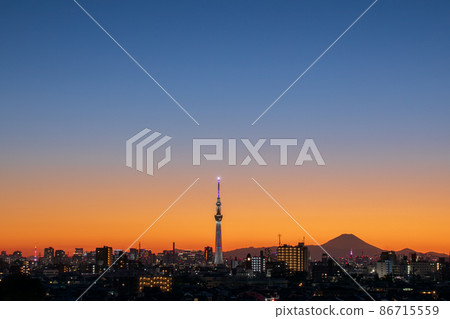 “東京”東京晴空塔在夜景中閃耀在城市的輪廓中 “東京”東京晴空塔在夜景中閃耀在城市的輪廓中 86715559