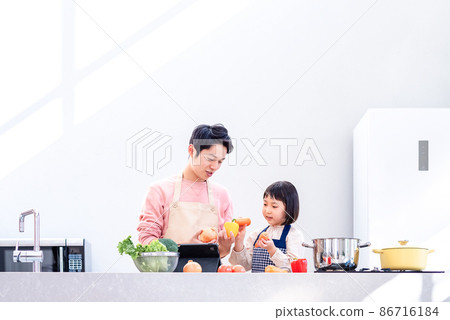 Cooking together with dad and girl 86716184
