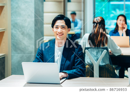 在共享辦公室工作的中年商人拍攝合作“+ SHIFT NOGIZAKA” 86716933