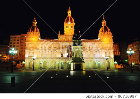 Square of Maria Pita and city council building. La Coruna. 86716987