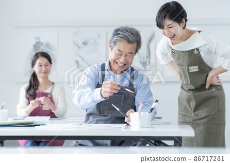 Senior male and female instructors attending a watercolor painting class at a culture school 86717281