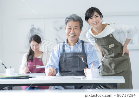 Portraits of senior men, women and young female teachers attending a watercolor painting class at a culture school 86717284