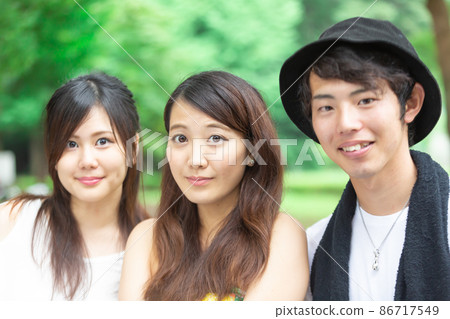 Portrait of 3 men and women 86717549