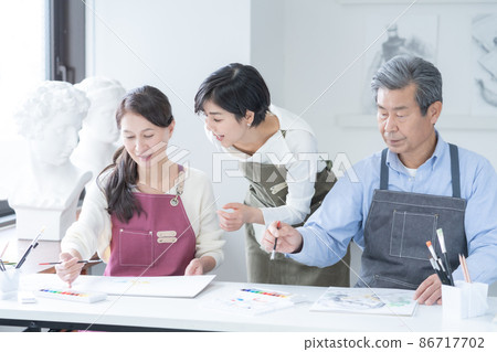 Senior male and female instructors attending a watercolor painting class at a culture school 86717702