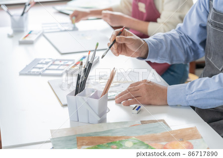 Culture school Up the hands of men who draw watercolors Culture school Up the hands of men who draw watercolors 86717890