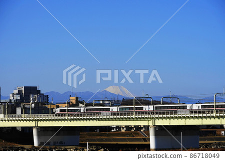 February Komae 57 Mt. Fuji and Odakyu Romancecar EXEa car, Tama River railway bridge (Noborito) 86718049