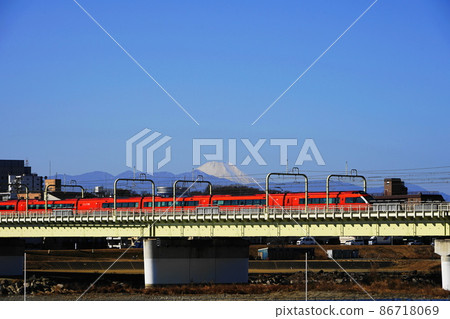 2月狛前36富士山和小田急浪漫汽車箱根/多摩川鐵路橋（登戶） 86718069