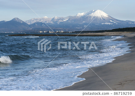A distant view of Oyama and Kaike Onsen town in February 86719259