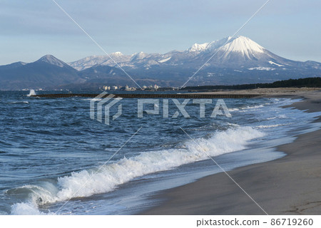 A distant view of Oyama and Kaike Onsen town in February 86719260