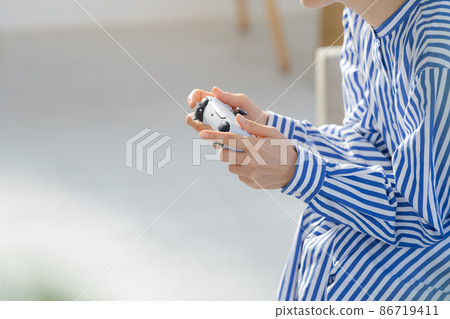 A woman playing a game without a face 86719411