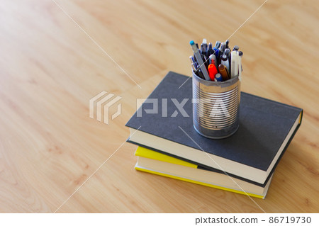 Book and pen stand 86719730