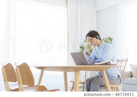 A woman working from home　 86719913