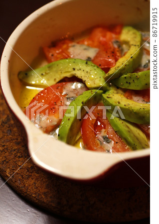 烤鱷梨和番茄油 86719915