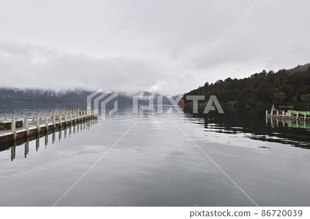 Hakone Shrine Lake Ashi "Peace Torii" in the fog Hakone Shrine Lake Ashi "Peace Torii" in the fog 86720039