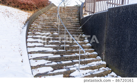 白雪皚皚的公園樓梯 86720161