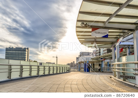 Cityscape of Yokohama: Circular pedestrian bridge at Shin-Yokohama Station 86720640