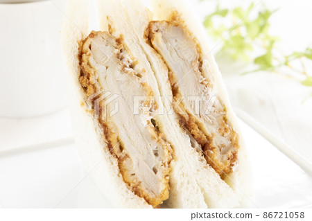 Delicious chicken and sandwiches and hot coffee 86721058