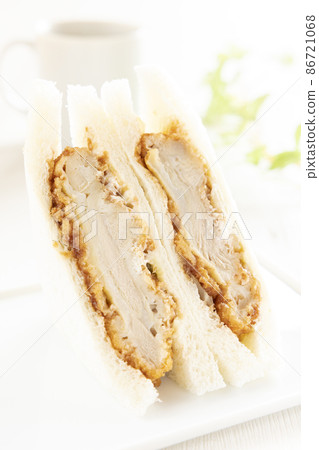 美味的雞肉和三明治和熱咖啡 86721068