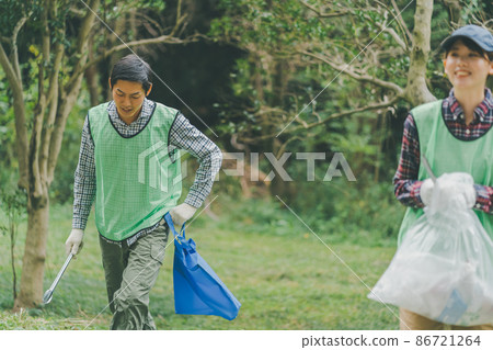 Volunteer picking up trash Volunteer picking up trash 86721264