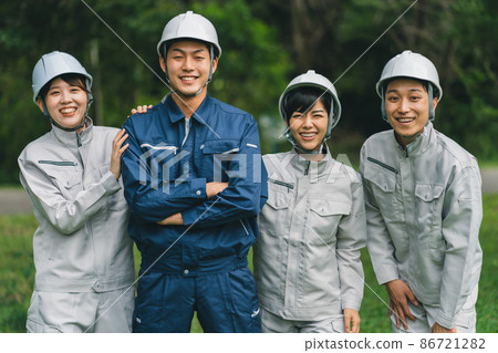 Worker wearing a helmet 86721282