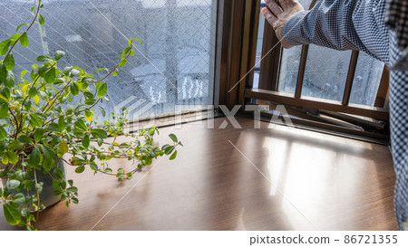 Open the dew condensation window to ventilate Open the dew condensation window to ventilate 86721355