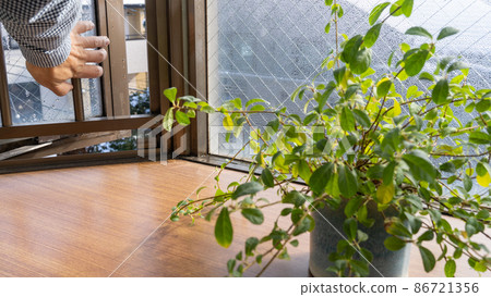 Open the dew condensation window to ventilate Open the dew condensation window to ventilate 86721356