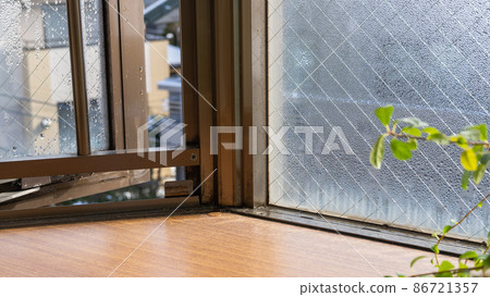Open the dew condensation window to ventilate Open the dew condensation window to ventilate 86721357