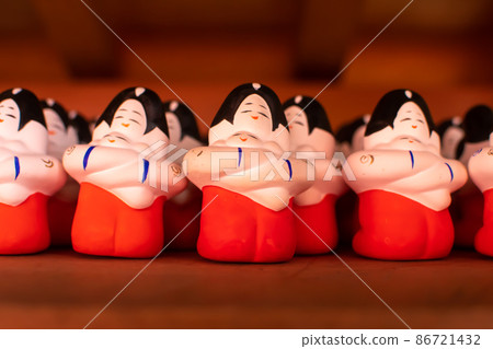 母子泥娃娃。母親似乎很高興用雙臂擁抱她的孩子。腦袋上。 母子泥娃娃。母親似乎很高興用雙臂擁抱她的孩子。腦袋上。 86721432