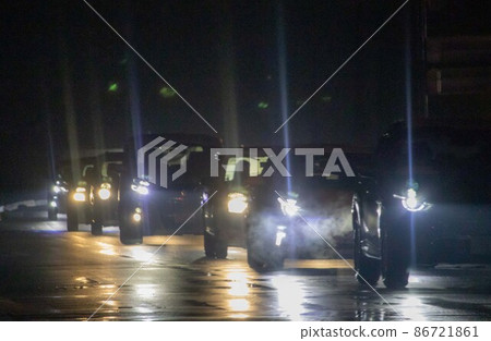 Cars running at night, multiple cars, traffic jams, waiting for traffic lights 86721861