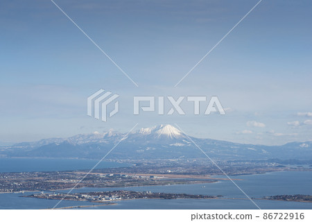 二月小山和下面的城市景觀 二月小山和下面的城市景觀 86722916