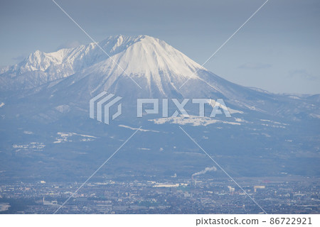 二月小山和下面的城市景觀 86722921