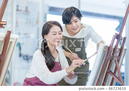在一所文化學校參加繪畫課的高級女教師和年輕女教師 86723610
