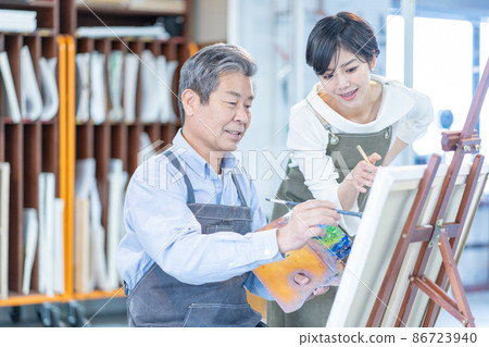 在一所文化學校參加繪畫課的高級男女教師 在一所文化學校參加繪畫課的高級男女教師 86723940