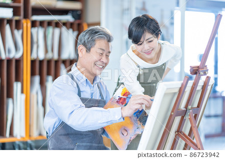 在一所文化學校參加繪畫課的高級男女教師 86723942
