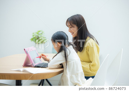 Elementary school students and moms studying on tablets Elementary school students and moms studying on tablets 86724073