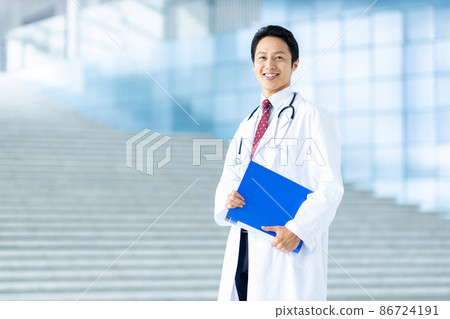 男醫生穿著白大褂 86724191