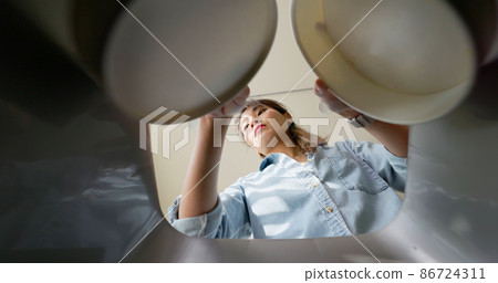 woman is recycling at home 86724311