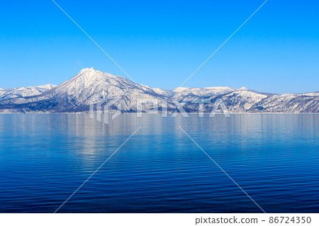 冬天的北海道千歲市、支笏湖和江庭山[1月] 86724350