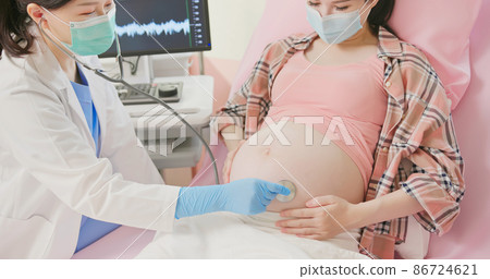 woman stethoscope diagnosis 86724621