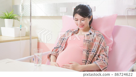 woman takes medicine or vitamin 86724622