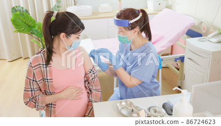 pregnant woman has inject vaccine 86724623