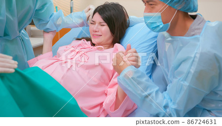 pregnant woman in delivery room 86724631