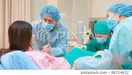 pregnant woman in delivery room 86724632