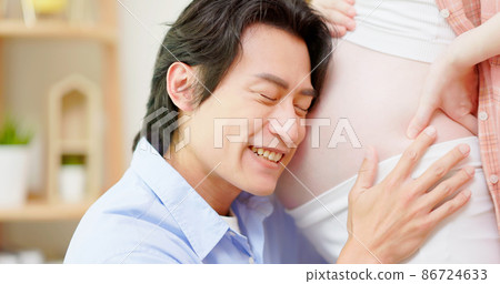 asian pregnant couple feel love 86724633