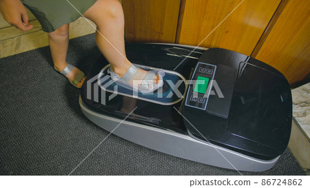 Automatic Thermal Shrinkable Shoe Cover Laminating Machine. Clos Automatic Thermal Shrinkable Shoe Cover Laminating Machine. Clos 86724862