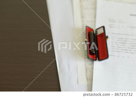 簡歷/信封/印章放在桌子上 簡歷/信封/印章放在桌子上 86725732