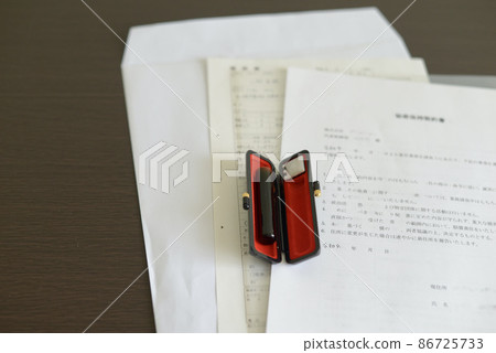 簡歷/信封/印章放在桌子上 86725733