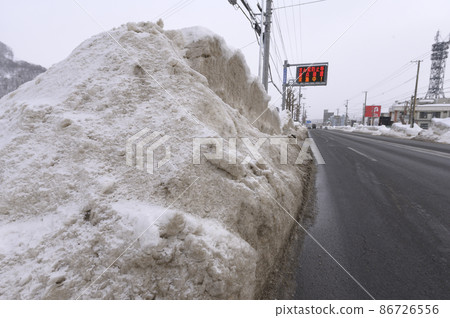 Shoulder where heavy snow does not remove snow (highly piled snowy mountains) 86726556