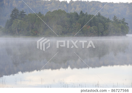 Oe Marsh and Asagiri in the early morning of Oze Oe Marsh and Asagiri in the early morning of Oze 86727566